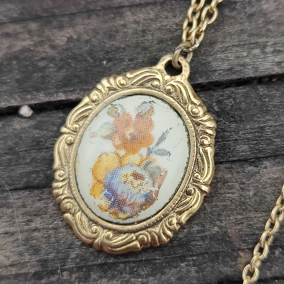 Vintage Gold Framed Animal Pendant Necklace - Picture 7 of 8